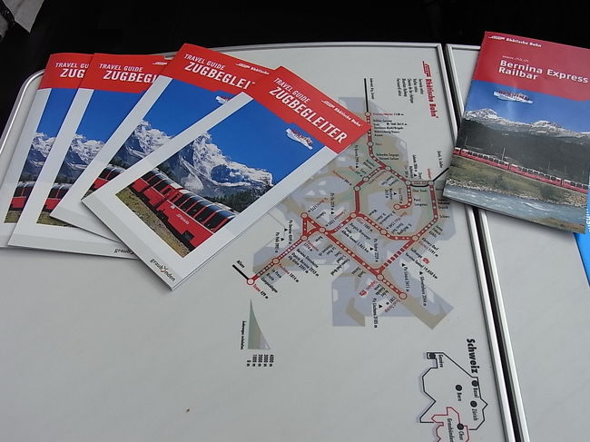 列車のテーブルに路線図、というのは、<br />スイスの鉄道では基本らしい。<br />