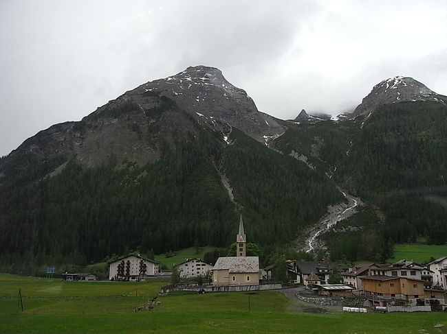 谷間の村には教会が。<br />