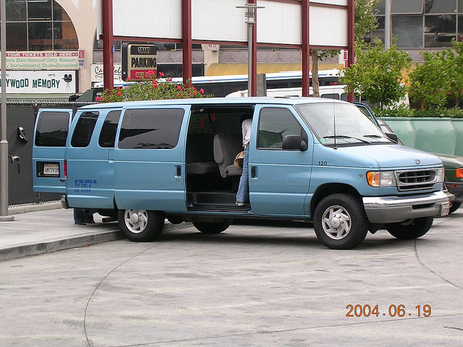 ＬＡに到着して空港に迎えに来た旅行社のミニバン。<br /><br />メチャ飛ばすしクラクションもたくさん鳴らす。空港〜ホテルまでのちょっとした市内観光。ここが「サンタモニカ」とか言わないし。「映画ダイハードのナカトミビルです」って通り過ぎてから言うし(-_-;)
