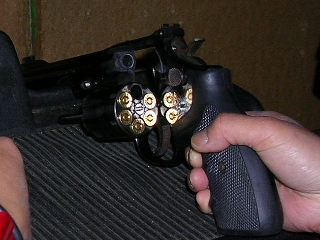 奥様初めての拳銃。<br /><br />リボルバータイプの拳銃に弾をこめてます。