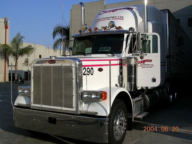 ガンクラブの横に停まってたトレーラー　<br /><br />この後、運転手が運転席まで乗せてくれた。