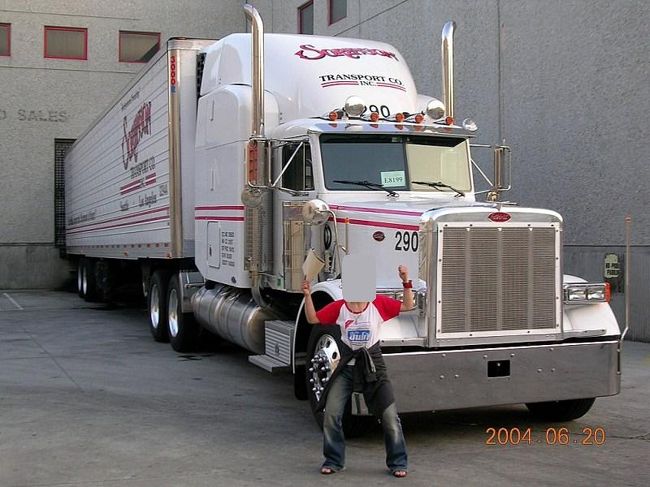 この大きさ！コンボイ！<br /><br /><br />これでアメリカ大陸を横断するんですね。