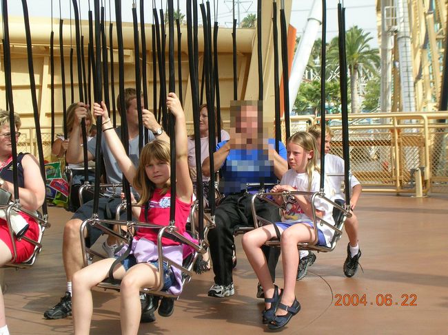 ディズニーランド<br /><br />場違いな場所に東洋のおじさん！<br /><br />似合ってない(^_^;)<br /><br />でも気持ち良かった。空中ブランコ！