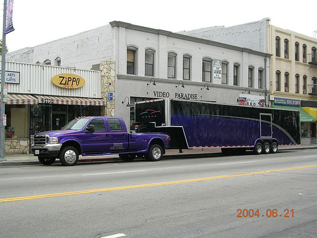 ホテルの前に停まってたクルマ<br /><br /><br />トレーラーみたいに長〜い車両付き
