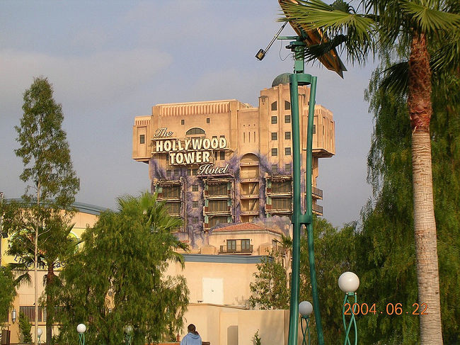 ロス２日後ディズニーランドに行ったんですが、つまらなくて。「ワンデイパス」を隣接する「ディズニーカリフォルニア」に変更（無料）してもらいました。絶対こっちのがイイ！<br /><br />奥さんが単語を並べて係員と交渉(^_^)v