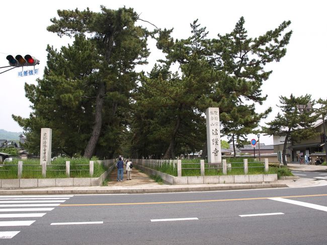 JR法隆寺駅前で借りた自転車をこぐこと約10分強、<br />法隆寺の参道前に到着。