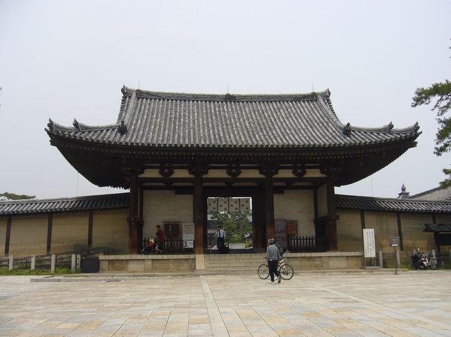 再び法隆寺へ戻り、正門である南大門から中へ。<br /><br />法隆寺は聖徳太子と推古天皇が創建したと言われています。