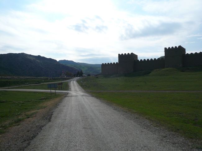 　張り切って、オープンの９時ちょうどにハットゥシャの入り口に来ました。<br />　ところが門は開いているのに、事務所には誰もいません。入場料が払えませんが…？<br />　しばらく待っても全然来る気配がないので、帰りに払うことにして入ってしまいました。