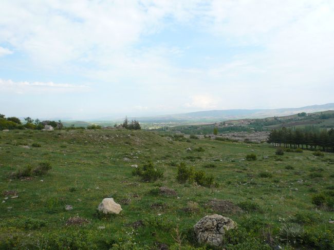 　ガイドブックによると１周３時間以上らしいです。地図ではわかりませんでしたが、かなり高低差がありました。<br />　観光客は見当たりません…。２人でてくてくとひたすら登ります。