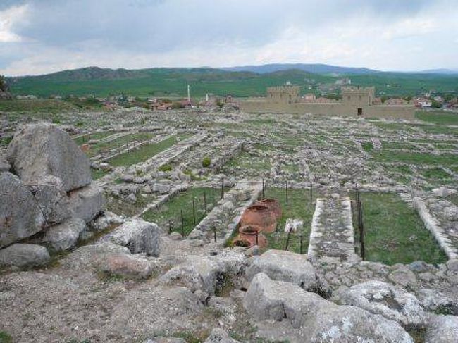 　大神殿まで下りてきました。<br />　大きな壷が残されています。穀物やその他貯蔵するための壷のようです。<br />　「天は〜」の中でもユーリがここに隠れて秘密を盗み聞きしてしまうシーンがありましたが、納得の大きさです。