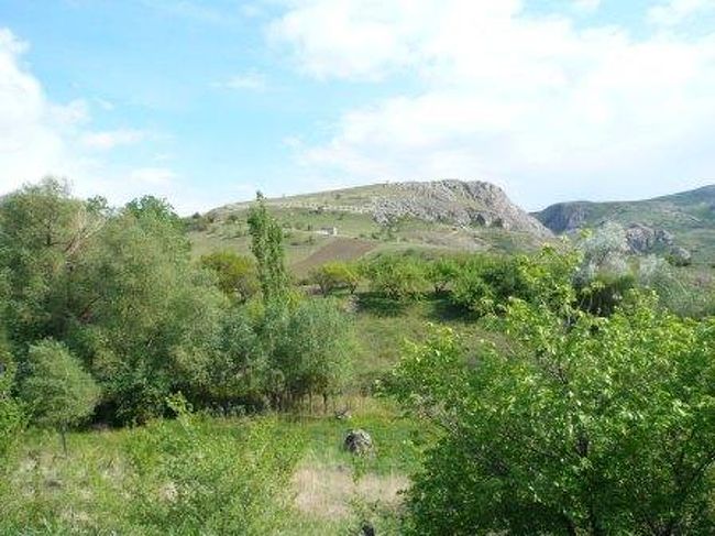 　結局、ハットゥシャ遺跡には５時間半いました。（帰りがけには事務所に係員さんがいたので入場料はきちんと払いました）<br />　一旦ホテルにもどり、チャイで休憩してからヤズルカヤへ向かいました。<br />　２キロというけど、かなりきつい上り坂で遠かったです。