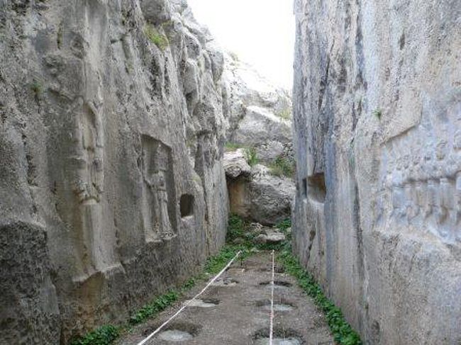 　この写真を撮った後、トルコ人のご家族連れが来ました。なんとお兄ちゃん２人が壁にあいている穴に登ってご満悦です。かわいそうに思ったのかお父さんは下の妹も穴に乗せて、記念写真を撮り始めました。<br /><br />　いいのかー？世界遺産だぞー！<br /><br />　と思ったらどこからか係員がやってきて家族に注意しました。ちょっとほっとしました。<br />　しかし料金所は閉まっていたのですが、どこからやってきたのだろう。