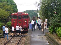 大畑駅到着


乗客が車両の前で記念撮影に明け暮れてました。

大畑駅開業は当初は信号場として明治４２年（１９０８年）１１月２１日で約１ヶ月後の１２月２６日に旅客扱も開始。
http://www.jrkyushu.co.jp/EkiApp?LISTID=502&EKI=91302150