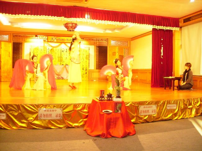 お茶を出すときには必ず踊りがあります。<br />お茶を出すところを見せたいのか喜び組みたいな人たちの踊りをみせたいのか、謎は深まるばかりでした。<br />