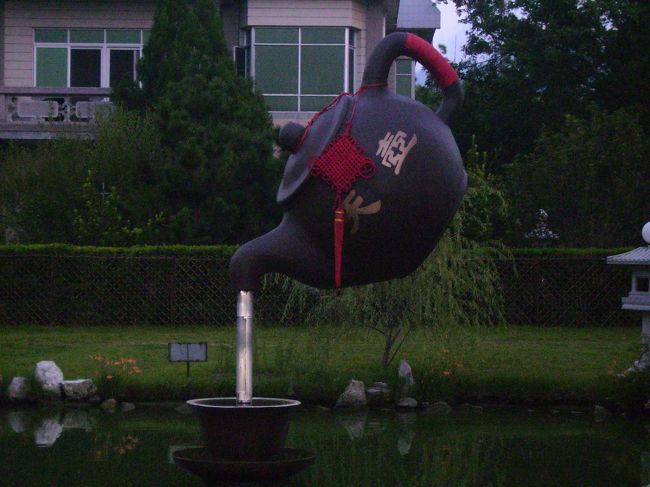 帰りにでっかい急須を発見。<br />池には鯉が泳いでいました。<br />ここの博物館は色々勉強できる品が沢山ありましたが、「へぇ」って思うくらいでした。