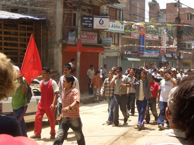 2008年5月28日。<br /><br />200年余り続いた王政が廃止されました。<br /><br />街中では（それを祝して？？）のデモ。<br /><br />最初見た時はびっくりでした。<br /><br />ネパール人に聞いたところ<br /><br />「ハッピーデモ」だと言ってましたが・・・(^_^.)