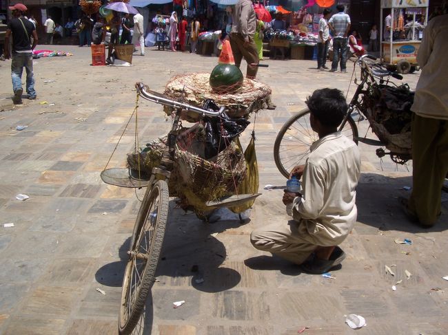 街中では、こんな風にスイカを売っていました。<br /><br />街歩きしてると暑くて、<br /><br />「おいしそ〜〜〜〜」とか思ったのですが、<br /><br />お腹壊すかも？と怖くて挑戦できず・・・。<br />