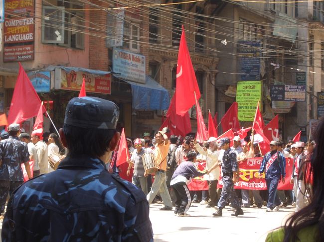 タメルのネカフェにいると、外から大きな声が。<br /><br />びっくりして外に出てみると、コレ。<br /><br />デモ。<br /><br />なんのデモかは・・・。<br /><br />