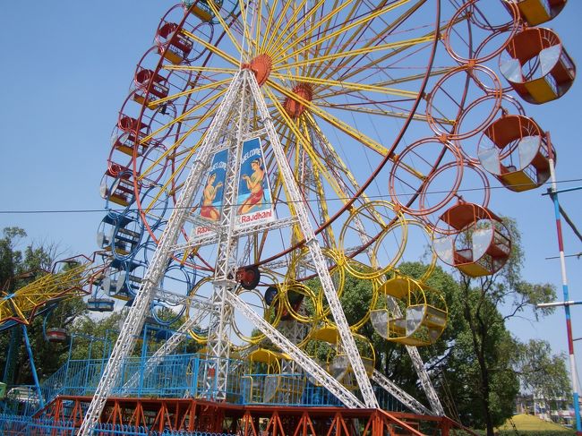 カトマンズにあった遊園地みたいなところ。<br /><br />観覧車！！！<br /><br />・・・と思って乗るとえらい目にあいます。<br /><br />めっちゃ早く回転します。<br /><br />怖す！！