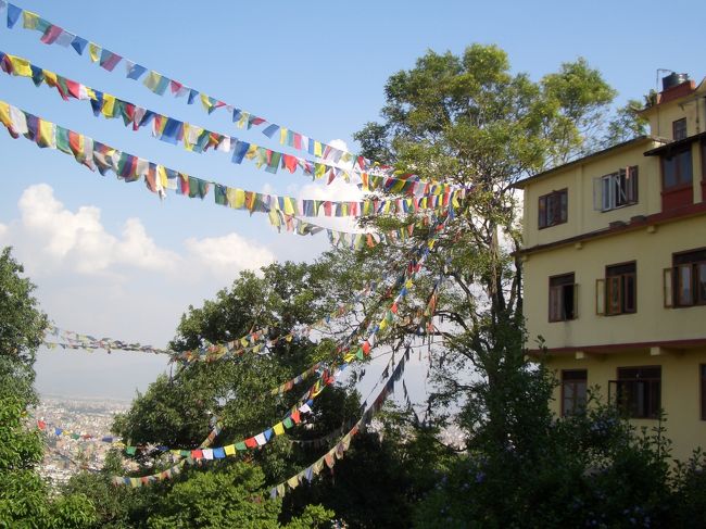 至る所でタルチョがはためいてます。<br /><br />きれいです。<br /><br />ほんと。<br />