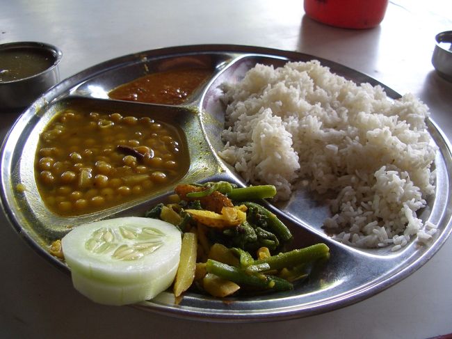 ネパール人定番の定食。<br /><br />ダルバート。<br /><br />豆のスープにご飯、野菜の漬物。<br /><br />辛かったけどおいしー(*^。^*)