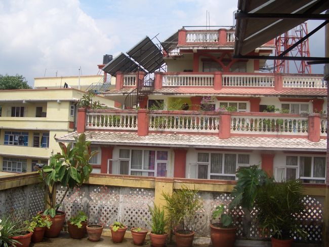 カトマンズでお世話になったホテル。<br /><br />ホテル・エンカウンター・ネパール。<br /><br />歩き方には載ってませんが、ロンプラには載ってます。<br /><br />程よく綺麗で、場所もタメルど真ん中でないため<br /><br />そんなにうるさくなく、便利な場所でした。