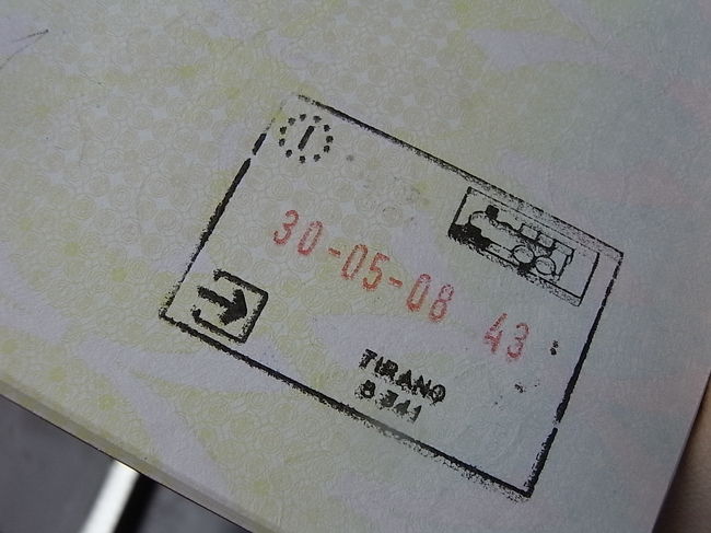 スイスからイタリアに入国した。<br />駅を出るとき、<br />制服を着たおじさんに<br />パスポートチェックはしないの？<br />と訊いたら、<br />しょーがないなー押してやるかー<br />という感じで<br />パスポートに押してくれたスタンプ。<br />必須ではないらしい。<br />ＳＬの模様が可愛い♪