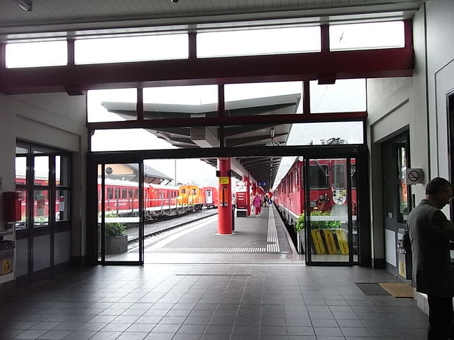 ルガーノ行きのバスの出発まであと２時間余りある。<br />荷物を預けて食事に行きたいが<br />駅の窓口は閉まっていた。<br />鍵のかかったガラス戸の向こうに<br />タグの付いたトランクがいくつかあるのが見えた。<br />ここで預かってもらえるといいんだけどな。