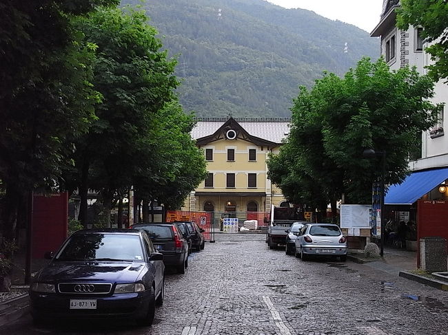 仕方ないので、<br />知っている限りのイタリア語を並べてみた。<br />「ルガーノ、バス、<br />ドゥエ（２）、オラ（時間）、<br />リストランテ（レストラン）、<br />マンジェ（食べる）、<br />（荷物を指して）クエスト（これ）、<br />（駅を指して）キィ（そこ）」<br />