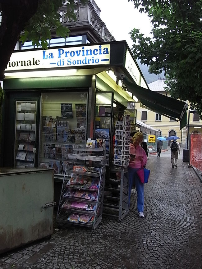 ・・・・通じた！？<br />彼はわかったという顔をして、<br />いつのまにか現れた恰幅の良い女性と話し始めた。<br />服装からするとこの女性は車掌さんらしい。<br />「このコさ、ルガーノ行きのバスに乗るんだけど<br />その前に食事に行きたいんだって。<br />駅で荷物預かってやってくれよ」てな感じ、<br />たぶん。<br />すると、女性は大きくうなずき、駅舎の中を指さした。<br />彼は「いやー、良かったねぇ、預かってくれるってよ、<br />さあ、こっちこっち」とかなんとか、<br />たぶん。<br />「グラツィエ！（ありがとう！）」