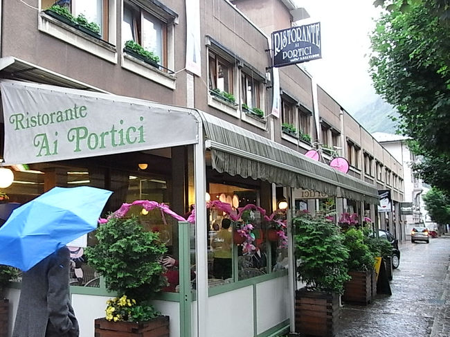 雨も降っているし、表通りの<br />適当に目に付いた店に入った。<br />結局それが正解で、その先は開いている店が無かった。<br />シーズンオフだから休日なのか？<br />昼休みだったのかもしれない。<br />ここイタリアだもの。