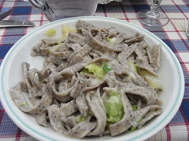 出てきたのは、これ。<br />Pizzoccheri<br />ピッツォケッリ<br />ソバ粉を使った太い手打ちパスタ。<br />素朴な味...<br />