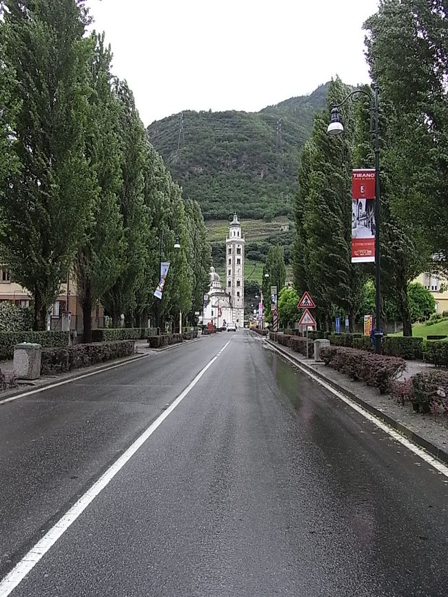 道の先に見える教会まで行ってみよう。<br />16世紀に建てられたという、<br />Santuario Madonna di Tirano<br />マドンナ教会