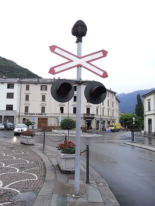 教会の目の前の道路を線路が横切っている。<br />