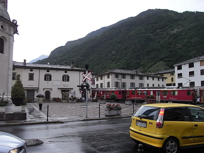 ちょうど列車が来た！<br />予期していなかったので、<br />踏切の音を聞いて大急ぎで<br />列車と教会が収まるアングルまで走った。