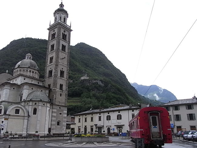 踏切を渡った向こう側から撮りたかったのだが。<br />ちょっと出遅れちゃって。<br />教会と赤い列車のショット。<br />