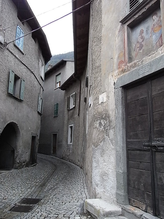 「ちょっと、そっち、行ってみようよ」<br />狭い路地にどんどん行きたがるT氏。<br />「いーですね。いきましょ、いきましょ」<br />喜んでついてゆく私。<br />「えー、そんなとこ行くんですかぁー？<br />　道に迷ったらどぉするんですかぁー？<br />　バスに乗り遅れちゃいますよぉー」<br />しかたなくついてくるY'n氏。