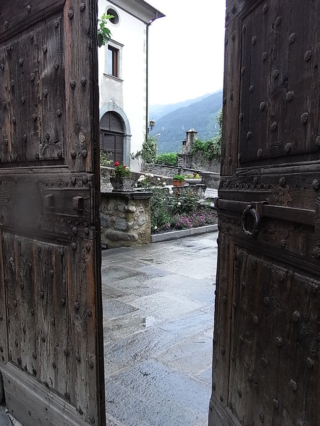 大きな木の扉の向こうに<br />どんな生活があるのか。<br />ちょっぴり覗いて。