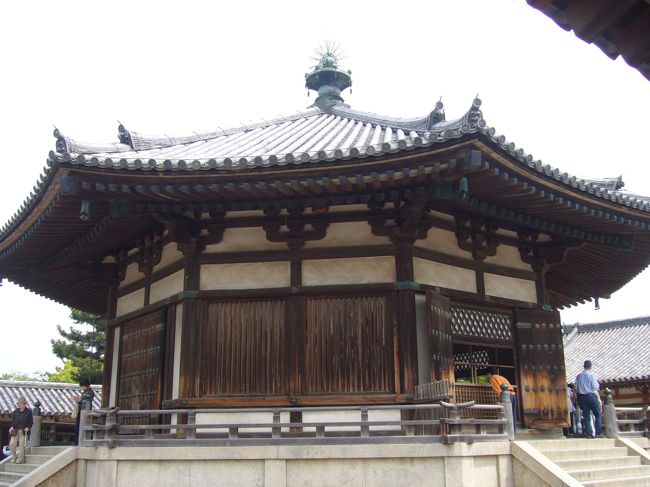 東院伽藍の中心的建物、夢殿があります。<br /><br />中には入れませんが、外側から内部を覗くと<br />聖徳太子の等身像といわれる観音像などが<br />見られます。<br />