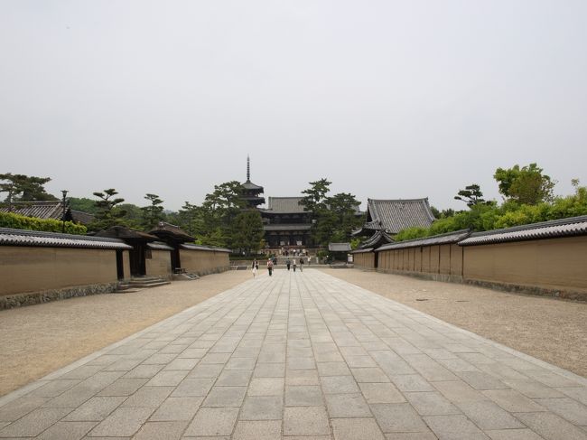 中門の前は東西に石畳の道が続いています。