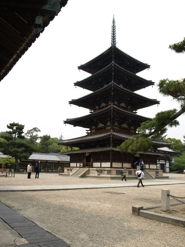 五重塔は上の方にいくほど、安定感を与える為<br />面積が狭く造られているそうです。