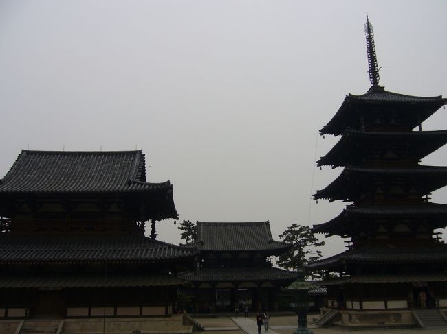 中門をくぐりぬけると・・・<br /><br />五重塔と金堂が並んで立っています。