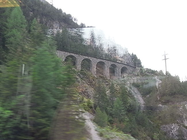 おっ、橋が見えてきた。<br />あそこまで登るんだー。<br />