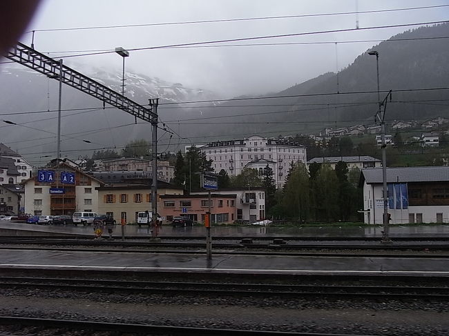Samedan駅も雨の中。
