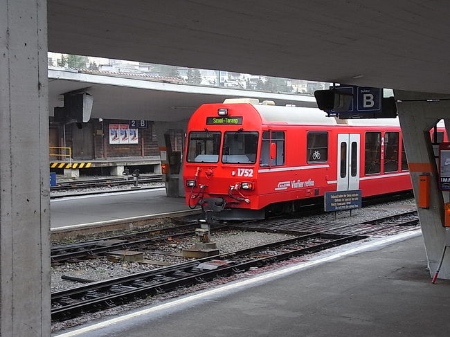 駅でしばらく停車。<br />車掌さんや係員が降りたり乗ったり。<br />そうしている間に<br />雨はどんどん激しくなってきた。
