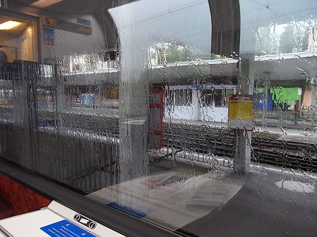 え〜ん。<br />せっかくの景色が、<br />雨で見えないよう。<br />