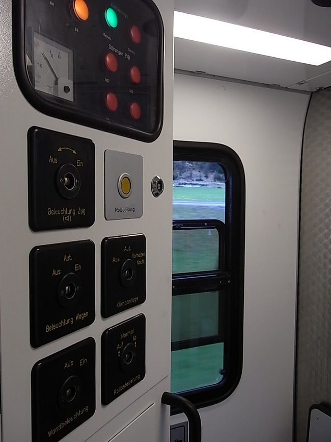 車両の連結部には、<br />開けることのできる小さな窓がある。<br />私の小さなカメラなら<br />窓の外にひょいと手をのばして...