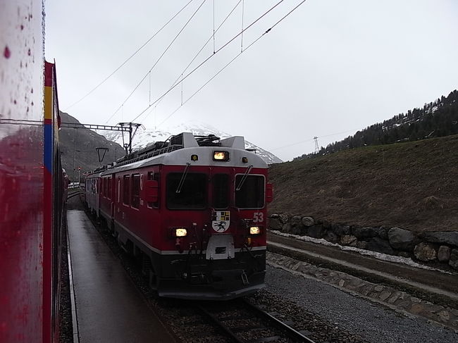 対向列車とすれ違った。<br />車両の前に付いているのは<br />Graubunden グラウビュンデン州の紋章。<br />