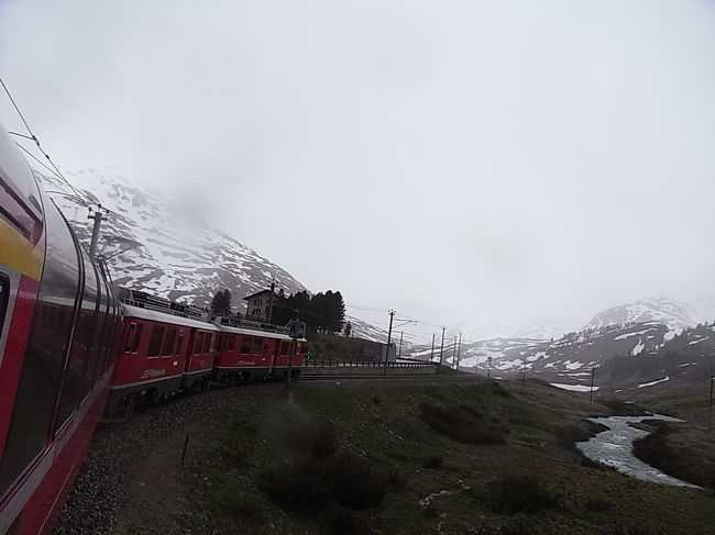 列車はどんどん登り<br />雪山を目指す。