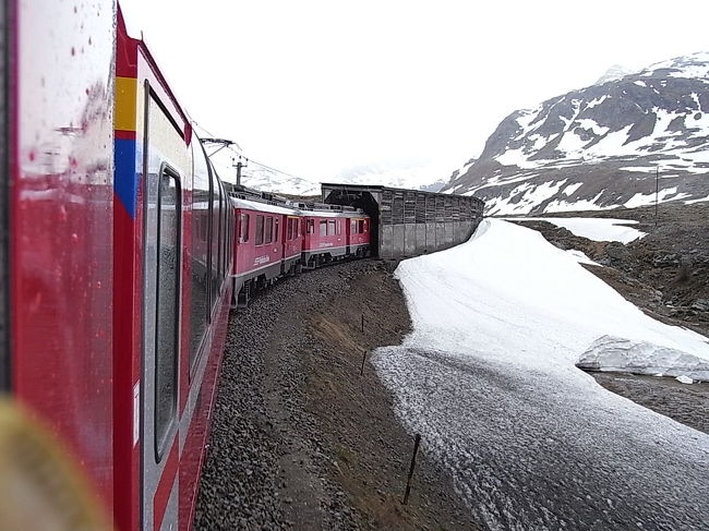 列車は時折、雪崩よけに入る<br />